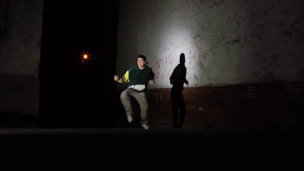 Χιπ Χοπ Χορευτική Σιλουέτα Χόρεψε Στο Σκοτάδι Ένα Αγόρι Χορεύει — Αρχείο Βίντεο