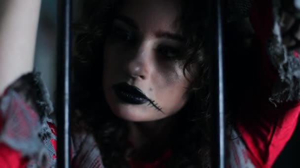 Ragazza Bruna Stile Halloween Una Donna Prigione Una Scena Spaventosa — Video Stock