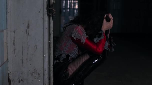 Brünettes Mädchen Halloween Stil Eine Frau Gefängnis Eine Beängstigende Szene — Stockvideo