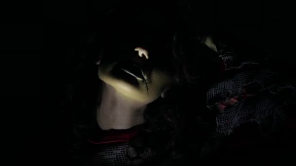 Cadılar Bayramı Tarzında Esmer Bir Kız Siyah Arka Planda Bir — Stok video
