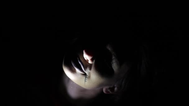 Брюнетка Стиле Хэллоуина Женщина Черном Фоне Мерцающий Свет Лице Страшная — стоковое видео