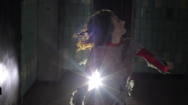 Μελαχρινή Ντυμένη Στυλ Χάλογουιν Γυναίκα Γυμνάστρια Ανατριχιαστική Σκηνή Χορεύει Πολύ — Αρχείο Βίντεο