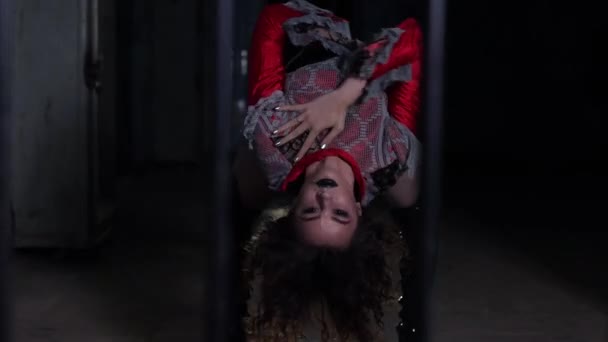 Brunetka Dziewczyna Ubrana Stylu Halloween Gimnastyczka Przerażająca Scena Tańczy Bardzo — Wideo stockowe