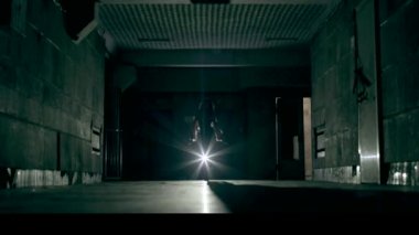 Koridordaki cadılar bayramı tarzında bir kadın. Bir kız korku, korku videosu ve korkunç bir sahneyle kameraya doğru ilerliyor. Korkunç karanlık. Depresyon, acı, korku, suç.