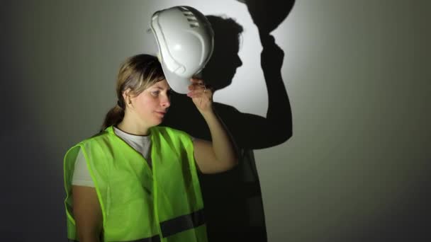 Elektryk Białym Tle Kobieta Mundurze Białym Hełmie Ubierając Się Pracy — Wideo stockowe