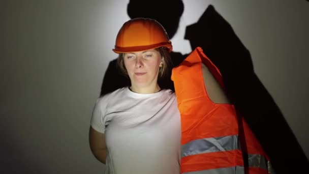 Οικοδόμος Λευκό Φόντο Μια Γυναίκα Στολή Πορτοκαλί Κράνος Ντύνοντας Για — Αρχείο Βίντεο