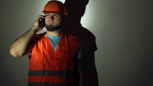 Constructor Sobre Fondo Blanco Hombre Uniforme Con Casco Naranja Vestirse — Vídeo de stock