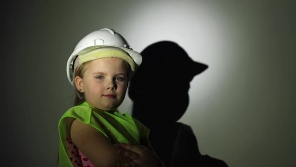 Gyermek Építő Fehér Háttérrel Egy Kislány Egyenruhában Narancssárga Sisakban Munkához — Stock videók
