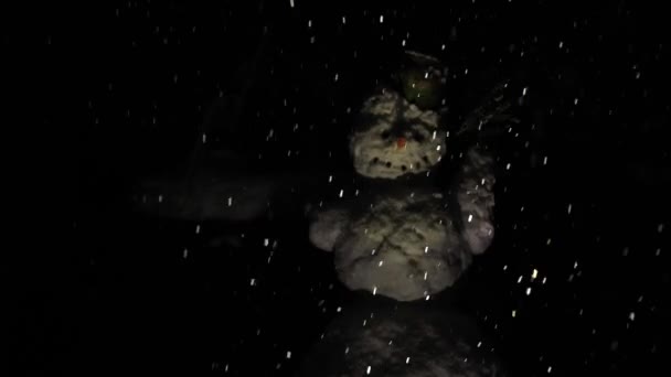 Страшний Сніговик Вночі Падає Сніг Зима Дворі Сніжинки Освітлені Ліхтариком — стокове відео