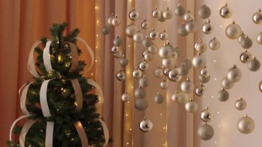 Noel ağacı oyuncakları, şenlikli atmosfer. Yeni yıldan önce, Noel Baba 'dan hediyeler. Odanın çok güzel dekorasyonları var.
