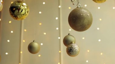 Noel süsleri. Noel ağacı oyuncakları, şenlikli atmosfer. Yeni yıldan önce, Noel Baba 'dan hediyeler. Odanın çok güzel dekorasyonları var.