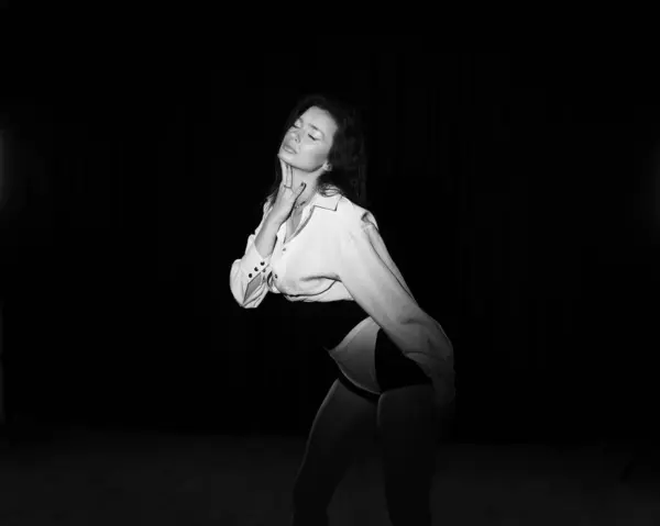 Genç bir kızla seksi bir sahne. Bir model kameranın önünde poz veriyor, kahverengi gözlü esmer bir kadın. Jimnastikçi, dansçı, karanlıkta. Gece çekimleri. Erotik hareketler, çekici kız.