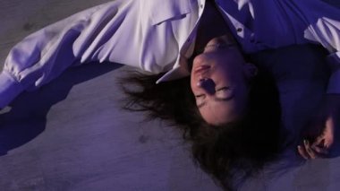 Genç bir kızla seksi bir sahne. Bir model kameranın önünde poz veriyor, kahverengi gözlü esmer bir kadın. Jimnastikçi, dansçı, karanlıkta. Gece çekimleri. Erotik hareketler, çekici kız.
