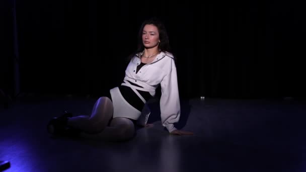 一个性感的场景与一个年轻的女孩 模特在镜头前跳舞黑发女人体操运动员 在黑暗中 室内夜间射击 情欲和活力的舞蹈 教迷人的动作 — 图库视频影像