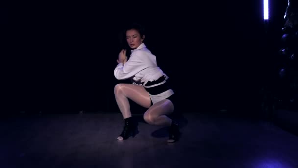 Une Scène Sexy Avec Une Jeune Fille Modèle Dansant Devant — Video