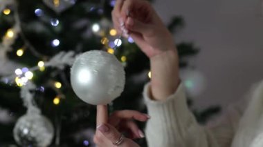 Noel ağacının yanındaki kız. Şenlikli bir atmosfer, evde yeni bir yıl. Noel kutlaması, makyajlı güzel ince kadın Noel ağacı, süslemeler, hediyeler süslüyor.