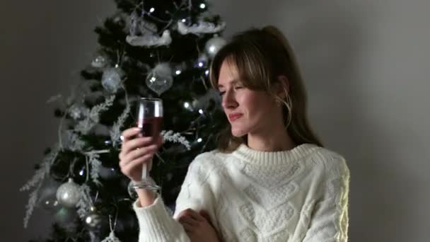Das Mädchen Neben Dem Weihnachtsbaum Festliche Atmosphäre Neues Jahr Hause — Stockvideo