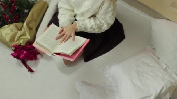 Uma Menina Está Deitada Sobre Almofadas Brancas Segurando Livro Dicionário — Vídeo de Stock
