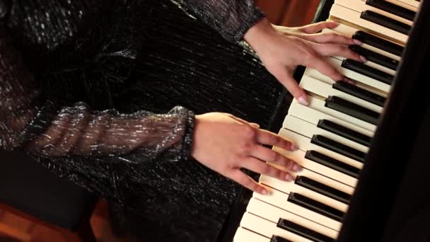 Γκρο Πλαν Από Πάνω Άποψη Του Μεγάλου Πιάνου Και Χέρια — Αρχείο Βίντεο