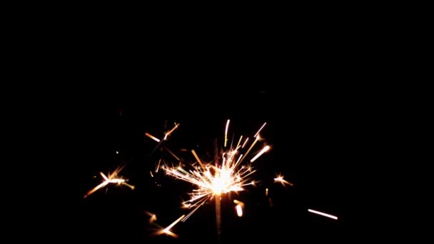 在黑色背景上的孟加拉光特写 新年快乐 庆祝一下 一个烟花在手 圣诞节庆祝活动 火花在黑暗中燃烧 — 图库视频影像