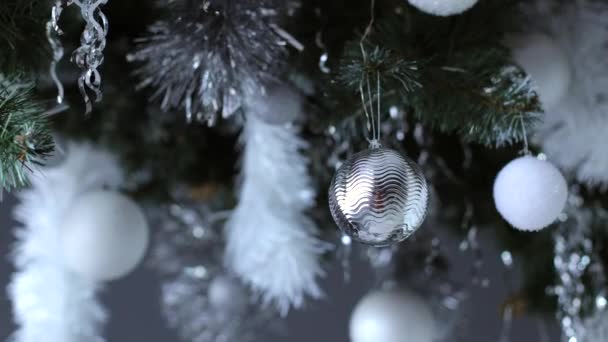 Neujahrszimmer Geschenke Und Weihnachtsbaum Weihnachten Winterdekoration Weihnachtsspielzeug Kugeln Feiertage Frohes — Stockvideo