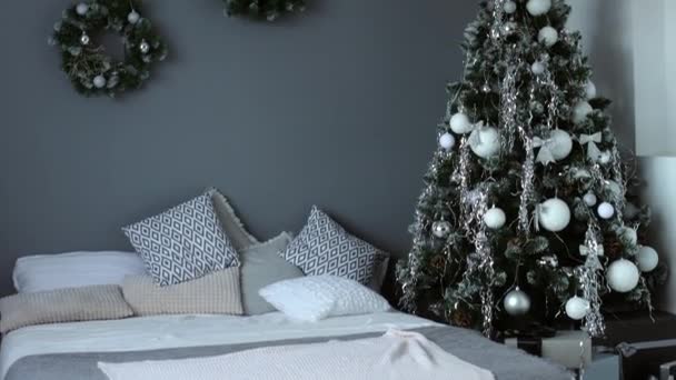 新年的房间 床和圣诞树 圣诞节 冬天的装饰 圣诞玩具 新年快乐 — 图库视频影像