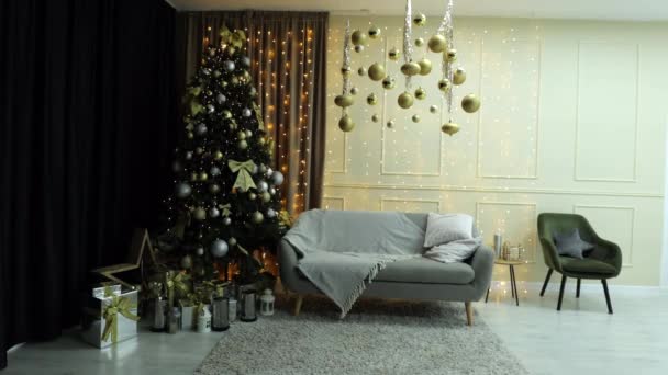 喜庆新年房间的内部 圣诞气氛 沙发和圣诞树 白色的墙壁 在家里过新年快乐 漂亮的公寓 现代化的房地 — 图库视频影像
