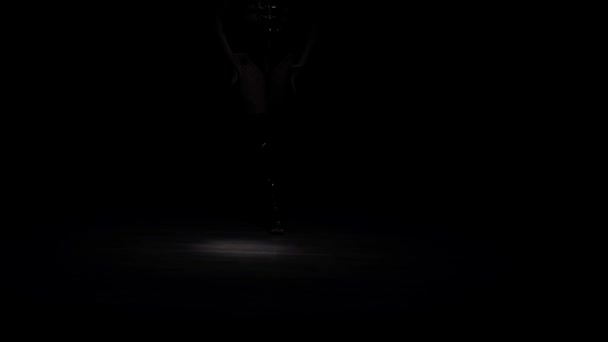 Красота Темноте Красивая Девушка Черном Фоне Хореограф Молодая Женщина Черном — стоковое видео