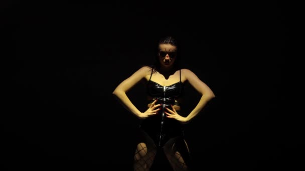 Schönheit Dunkeln Ein Schönes Mädchen Auf Schwarzem Hintergrund Die Choreographin — Stockvideo