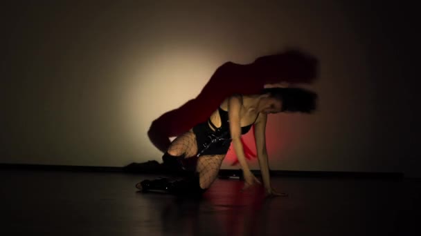 Танцует Темноте Красивая Девушка Черном Фоне Танцевальная Хореография Молодой Женщины — стоковое видео