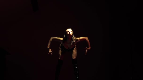 Dunkeln Tanzend Ein Schönes Mädchen Auf Schwarzem Hintergrund Tanzchoreographie Einer — Stockvideo