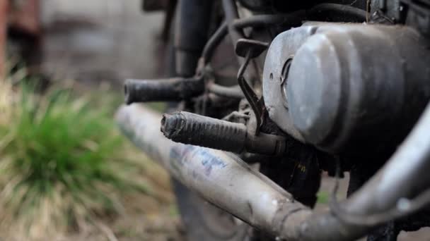 Παλιά Μηχανή Στη Σκόνη Κόκκινο Ρετρό Μότο Ελαττωματική Μοτοσικλέτα Χρειάζεται — Αρχείο Βίντεο