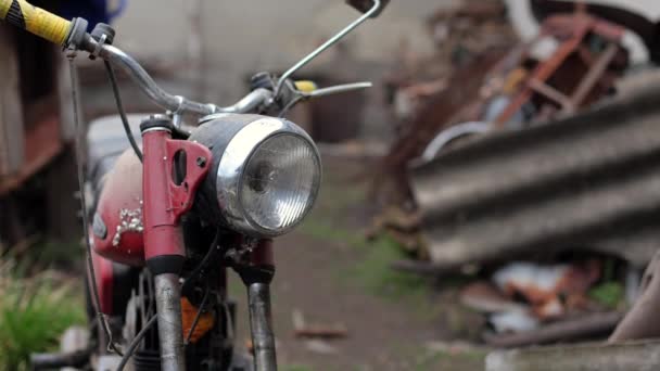 Stará Motorka Prachu Red Retro Moto Vadná Motorka Potřebuje Opravit — Stock video