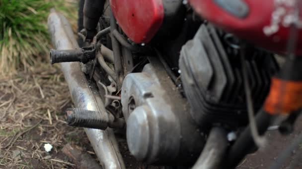Motocicleta Velha Poeira Moto Retro Vermelho Moto Defeituoso Precisa Reparação — Vídeo de Stock
