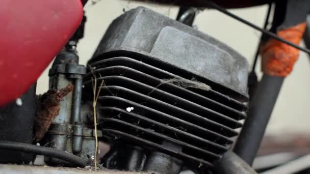Eski Motosiklet Toz Içinde Kırmızı Retro Moto Arızalı Motosiklet Tamire — Stok video
