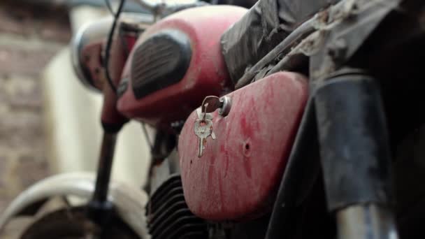 Una Vieja Motocicleta Polvo Moto Retro Rojo Motocicleta Defectuosa Necesita — Vídeo de stock