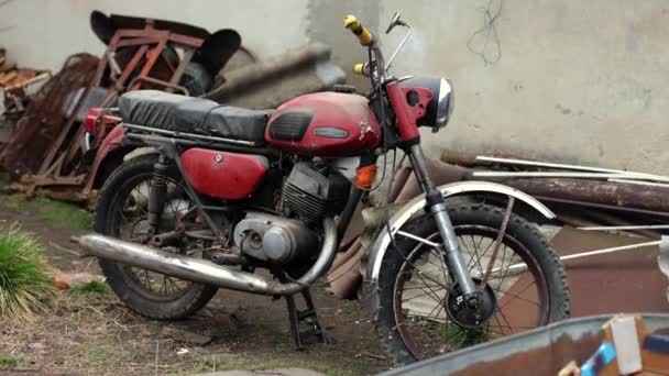 Una Vieja Motocicleta Polvo Moto Retro Rojo Motocicleta Defectuosa Necesita — Vídeos de Stock