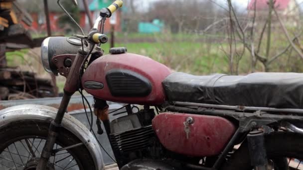 塵の中のオートバイ レッド レトロ バイクの不良 修理が必要 汚れた田舎のガソリンオートバイ 混乱の周りの庭の隣 — ストック動画