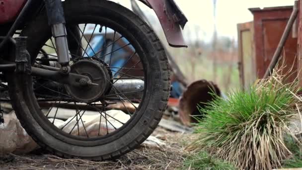 塵の中のオートバイ レッド レトロ バイクの不良 修理が必要 汚れた田舎のガソリンオートバイ 混乱の周りの庭の隣 — ストック動画