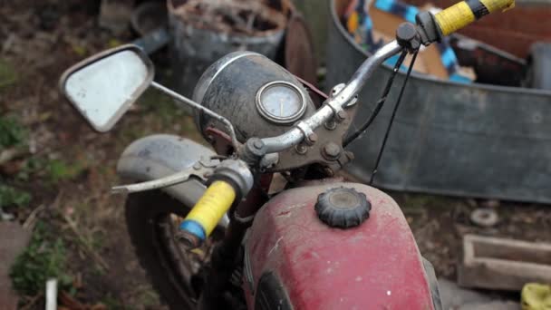Motocicleta Veche Praf Motoare Retro Roșii Motocicleta Defectă Nevoie Reparații — Videoclip de stoc