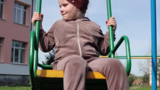 Uma Menina Está Brincando Playground Entretenimento Lugar Público Criança Descansa — Vídeo de Stock