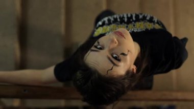 Gotik tarzda bir kız, yüzünde makyaj var. Siyahlı çekici esmer kadın. Genç bir kadın eski bir merdivende kameraya poz veriyor. Güzel model, dramatik sahne