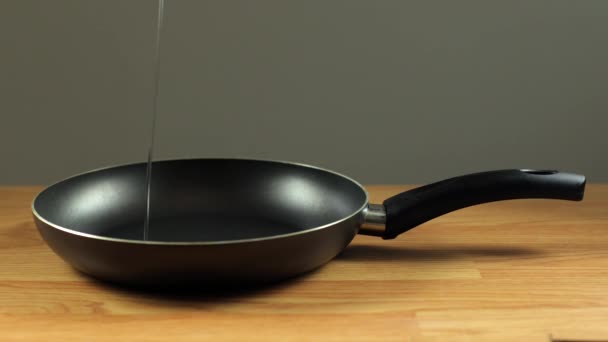 餐桌上的锅子是黑色的 油锅一种油锅 一种厨房用具 将油倒入其中用于油炸 在家煮早餐 — 图库视频影像