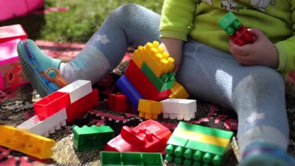 Дитячі Кубики Різних Кольорів Дитина Будує Конструктора Грає Дворі Іграшки — стокове відео