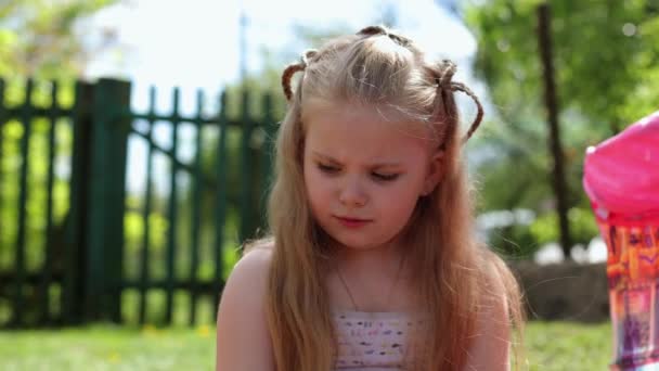 Dvoře Hraje Malá Blondýnka Dítě Venku Krásná Dívka Baví Odpočinek — Stock video