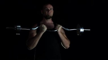 Karanlıkta bir adam halter kaldırır. Çaylak siyah bir tişörtle vücut geliştirmeye başlıyor. Geceleri egzersiz yapıyor, pazılarını esnetiyor. Spor yapan kel adam.