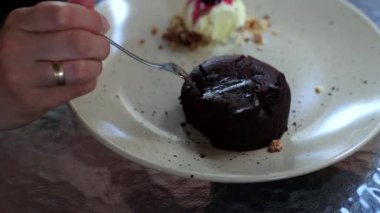 Çikolatalı tatlı ve bir kafede dondurma. Tatlı, lezzetli bir tatlı tabakta, çatalla bir ısırık almaya değer.