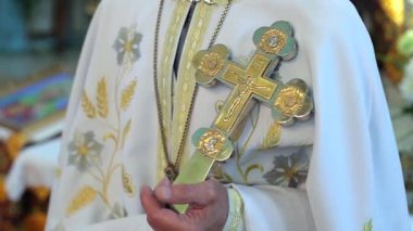 Rahip elinde bir haç tutuyor. Tanrıya dua et, Tanrı 'ya inan. Kilisede seremoni, çarmıha gerilme. Babam vaaz veriyor.