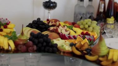 Meyve büfesi, bir sürü farklı meyve. Düğünde tatlı bir masa, çeşitli vitaminler, herkes için sağlıklı yiyecekler. Şenlikli büfe, sağlıklı meyveler çok güzel dekore edilmiş.