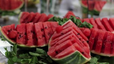 Meyve büfesi, bir sürü farklı meyve. Düğünde tatlı bir masa, çeşitli vitaminler, herkes için sağlıklı yiyecekler. Şenlikli büfe, sağlıklı meyveler çok güzel dekore edilmiş.